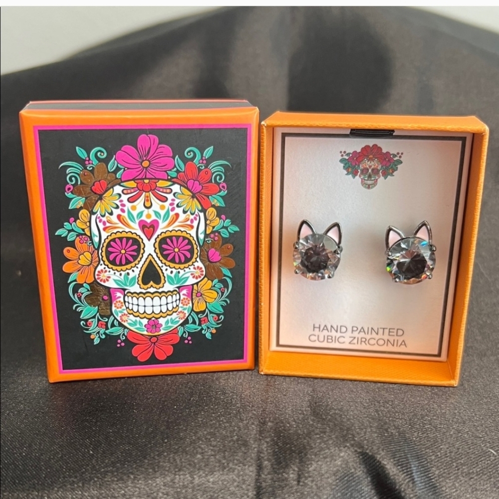 NWT FALL/ HALLOWEEN CUBIC STUNNING CAT 🐈‍⬛️🧡EARRINGS